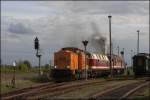 110171 zieht einen Lokzug am 25.09.2015 für das bevorstehende Traditionsfest in Staßfurt in Position.