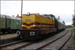 Der Pendelzug zwischen Bahnbetriebswerk Staßfurt und Bahnhof Staßfurt war am 26.9.2015 mit zwei AVG Loks bespannt. In Richtung Bahnhof zog dabei die 1200 PS Deutz Lok V 90002.