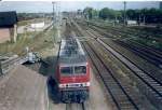 143 654 kommt im Mai 1997 von ihrem Zug ins Bw Stralsund gefahren.Die Ablsung fr den Lokfhrer ist auch schon da!