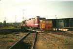 Das ASF 46 schleppt die 143 848 im August 1999 auf die stromlose Drehscheibe vom Schuppen 3 im Bh Stralsund.