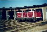 345 048 und 346 834 im Lokschuppen 2 im August 1999 im Bh Stralsund.