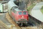 Zug der Zollernalbbahn mit DB-Lok 215 108-2 neben dem Bw Tübingen (18.04.1984)