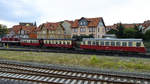 Der Triebwagen 187 019-5 und zwei Personenwagen werden Anfang August 2018 vom  Harzkamel  199 861-6 aus dem Bahnhof Wernigerode geschoben.