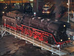 Die Dampflokomotive 44 1486-8 auf der Drehscheibe des Eisenbahnmuseums in Dresden.