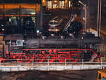 Die Dampflokomotive 44 1486-8 auf der Drehscheibe des Eisenbahnmuseums in Dresden.