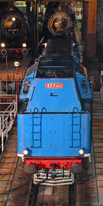 Rückansicht der Dampflokomotive 477 043 auf der Drehscheibe des Eisenbahnmuseums in Dresden.