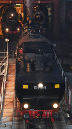 Die Dampflokomotive 52 8154-8 auf der Drehscheibe des Eisenbahnmuseums in Dresden.