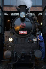 An der Dampflokomotive 354 195 wurde die Beleuchtung repariert. (Eisenbahnmuseum Dresden, April 2017)