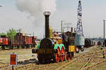 17. Mai 2003, Dresden, Dampflokfest, der Nachbau der SAXONIA bewegt sich mit viel Dampf durch das damals noch freie Gelände. Dahinter stehen Güterwagen der Länderbauart-