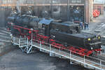Die Dampflokomotive 52 8131-6 befährt die Drehscheibe des Eisenbahnmuseums in Dresden.