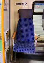 Blick auf einen Einzelsitz quer zur Fahrtrichtung in 1442 214 (Bombardier Talent 2) der S-Bahn Mitteldeutschland (DB Regio Südost).