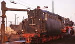 043 681-6 am Wasserkran des Bw Rheine im Februar 1975.