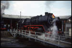 503606 befährt am 7.4.1994 mit Fahnenschmuck deutsch - sowjetische Freundschaft die Drehscheibe im BW Salzwedel.
