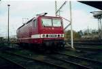 143 838 mit ihrer bekannten DR-Farbgebung im November 1999 im Bh Stralsund