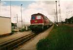 232 401 brachte im Juni 1999 zum Tanken ins Bw Stralsund gleich ihren Zug mit.
