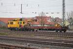 Europten Plasser und Theurer Oberleitungswagen mit Flachwagen am 12.01.19 in Bad Vilbel Bhf vom Bahnsteig aus mit Telezoom fotografiert