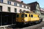 Eine kurze Pause auf Gleis eins im Bahnhof Kronach mu�te das Oberleitungsmontagefahrzeug der Firma Balfour Beatty Rail am 17. Mai 2009 einlegen, um einen schnelleren ICE-T auf Gleis zwei vorbei zu lassen.