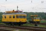 701 014-3 begegnet bei einer Fahrzeugparade am 15. Mai 2010 im Eisenbahnmuseum Darmstadt-Kranichstein jngerem Bahndiestfahrzeug auf dem Weg zu seinem Einsatz.