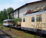 Gleis 3 des Bahnhofs Obing am 28.05.2012, an diesem Tag war der traditionelle Pfingstdampfbetrieb der Chiemgauer Lokalbahn zwischen Endorf und Obing. Der zum Zeitpunkt der Aufnahme erst krzlich zur CLB gelangte VT26 (ehem SWEG) ist inzwischen in die Farben der CLB umlackiert und steht kurz vor Hauptuntersuchung und Wiederinbetriebnahme. Der Skl ist akut dagegen alles andere als betriebsfhig, wrde aber dringend bentigt. Der TVT (702 115) ist rollfhig, wird derzeit aber hauptschlich als Lager und Werkstatt verwendet -finanzielle wie auch tatkrftige Untersttzung wre der CLB bezglich dieser beiden Fahrzeuge sehr willkommen!
-> http://www.chiemgauer-lokalbahn.de/ueberuns/index.html