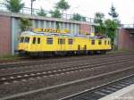 Der Oberleitungs - Revisionstriebwagen 704 003-3 wartet im Bahnhof Harburg auf den nchsten Einsatz.