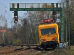 Nachschu auf Oberleitungsrevisionsfahrzeug 708 337-1, das sich am 27.03.2012 eindrucksvoll auf der KBS 480 unter der Signalbrcke zwischen Aachen Hbf und Rothe Erde in die Kurve legt.