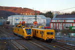   Hier war der Bahnverkehr den ganzen Tag eingestellt - Die Bahnstrecke Siegen-Brachbach (Siegstrecke, KBS 460) war gesperrt, weil am Bahnübergang Charlottenhütte ein Lkw die Oberleitung