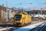 HIOB: Hubarbeitsbühnen-Instandhaltungsfahrzeug für Oberleitungsanlagen 711 116-4  steht auf Gleis 2 des Bahnhofs Sassnitz abfahrbereit nach Lietzow.