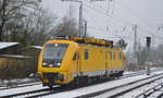 DB Netz mit dem Instandhaltungsfahrzeug für Oberleitungsanlagen (IFO)  711 110-7  am 04.01.21 Richtung Erkner in Berlin Hirschgarten.