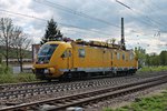 Einfahrt am 18.04.2015 vom Turmtriebwagen 711 112-3 von DB Netz aus Freiburg aus Richtung Basel auf das Überholgleis im Bahnhof Müllheim (Baden).
