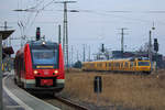 RE 4 und ein Bahndienstfahrzeug von DB Netz warten in Pasewalk nacheinander auf die Ausfahrt in Richtung Stettin.