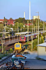 430er-Langzug der S-Bahn Stuttgart als verspätete S1 Herrenberg–Plochingen hinter Gleisarbeitsfahrzeug 741 135 (GAF100R) im Hp Oberesslingen, mit dem Heizkraftwerk Altbach/Deizisau im