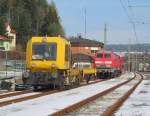 Ein GAF 100, 218 272-3 und ein Schneepflug stehen am 02. Mrz 2013 auf Gleis 6 in Kronach abgestellt.