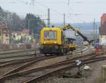 Ein Skl verrichtet am 27. Mrz 2013 am Abzweig Rodachtalbahn in Kronach kleinere Arbeiten.