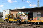 DB Netz Instandhaltung GAF 741 xxx und der Gleiskraftwagenanh�nger 99 80 9750 315-0 D-DBMP, am 12.10.2026 am G�terschuppen in Bielefeld Hbf. Mit dem Palfingerkran wurde eine Kiste mit Kleineisen verladen.