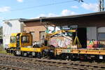 Der DB Netz Instandhaltung GAF 741 xxx hat am 12.10.2026 am G�terschuppen in Bielefeld Hbf mit dem Palfingerkran eine Kiste mit Kleineisen auf den Gleiskraftwagenanh�nger 99 80 9750 315-0 D-DBMP