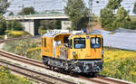 Das DB Netzinstandhaltungsfahrzeug 747 001 fährt am 8.8.2017 in Langenisarhofen nach Nord.