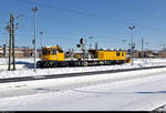 Überraschend fuhr Plasser & Theurer Gleisarbeitsfahrzeug (GAF) 747 101 (99 80 9120 009-2 D-DB) in Halle(Saale)Hbf auf Gleis 6 ein - vermutlich im Einsatz als Schneepflug aufgrund der anhaltenden
