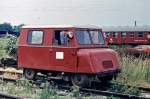 Der Schild an der Seite hat folgenden Inhalt (z.t. handgeschrieben): Kleinwagen Nr. 12-4789, Art: D3 Draisine - 012 - Heimatdienststelle Bm Jagstfeld, Eigengewicht 1.530 kg, Ladegewicht einschl. Personen 750 kg, Anzahl der zugelassenen Personen 6, Zulssige Geschwindigkeit bis 1:100 (10 o/oo), bis 1:40 (25 o/oo), bis 1:25 (40 o/oo), aber dahinter stehen keine Angaben, zum Aussetzen sind 1 Mann erforderlich, Fahrzeug schaltet Blinklichtanlage nicht ein. Falls nheres Interesse an dem Schild besteht, ich habe ein Bild davon.