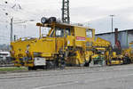 Universal Schotterplaniermaschine 97 16 32 005 17-1, ist auf einem Nebengleis beim Badischen Bahnhof abgestellt.
