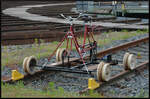 Ein historisches Schienenfahrrad beim Lokschuppenfest der Museumseisenbahn Hanau am 18. Mai 2025.