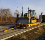 Eine Raupe auf der Ladefläche hatte dieser Anhänger,der am 08.März 2026,in Bergen/Rügen stand.