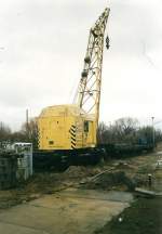 Ausgemusterter Eisenbahndrehkran im ehmaligen Bw Wismar im August 1998.