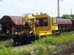 Ein Baufahrzeug durchfhrt den Bahnhof Frellstedt zwischen Magdeburg und Braunschweig am 26.05.2009.