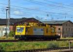 ein Oberleitungs- und Montagefahrzeug (OMF) BR 706 bei der Ausfahrt aus dem Bf Stralsund am 02.09.09
