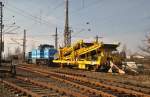 Gleisbaugert von Schwerbau und einer Diesellok in Lehrte am 09.02.2011.