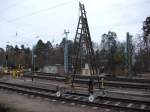 Warum extra einen 708 oder 711 kommen lassen,wenn sich Diese rollfhige Leiter zu Arbeiten an der Fahrleitung auch eignet.Aufnahme am 13.November 2010 in Binz.