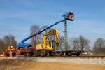 Neues von der Baustelle: Mit dem unterschiedlichsten Equipment wird die Fahrleitung am Richtungsgleis Oranienburg-Lwenberg montiert, hier am 06.03.2013 in Nassenheide.