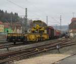 Ein Schinenladewagen hngt am 06. April 2013 am Schluss eines Gterzuges in Kronach.