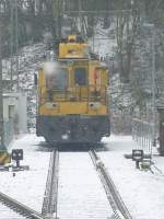 Hier eine Nahaufnahme vom Bahnsteigende des Bahnhofes Kassel Wilhelmshhe am 21.3.2013 dort abgestellten Bahndienstfahrzeuges.