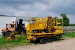 Sebstfahrendes Schienengebundenes Gert, Zweiwegehubarbeitsbhne 7,7t von Balfour Betty rail GmbH Berlin. Am 25.5.2013 in Geilenkirchen Lindern abgestellt.